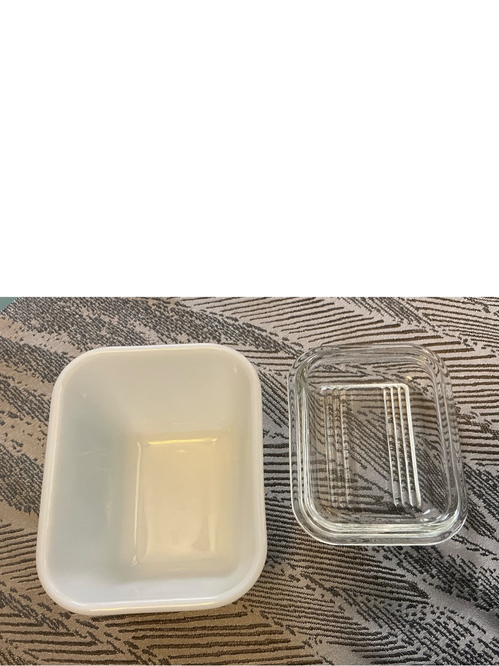 Vintage Pyrex Amish Butterprint Refrigerator Dish w/Lid - Picture 2 of 3